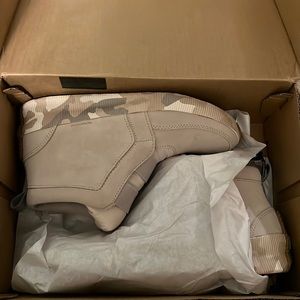 BRAND NEW Sorel Out N About plus mid WP